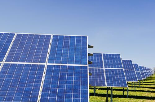 paneles solares fotovoltaicos en campo abierto